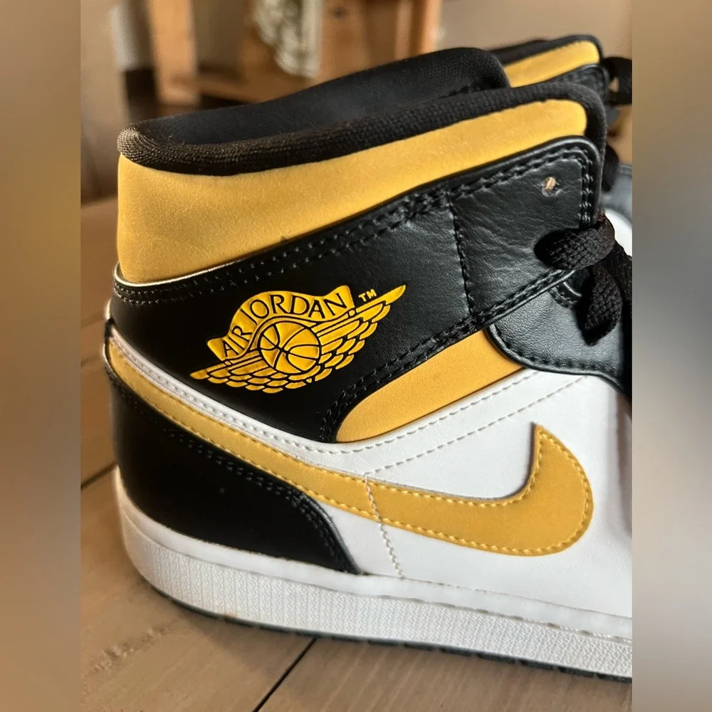 Air Jordan’s mids 1 white pollen BLK university Gold Sneakers Size 9.5